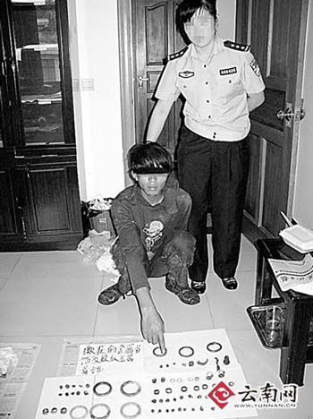 盗墓贼指认赃物