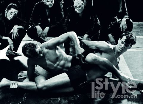 Klein经常在内容上很性感或色情如同性恋或是施虐受虐等。