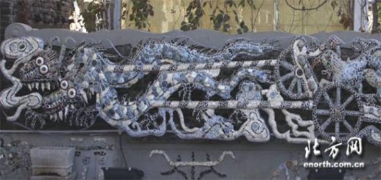 瓷片拼出的双龙