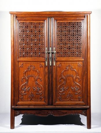 18世纪黄花梨透雕门雕龙小圆角柜