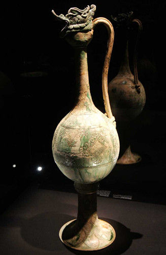 被称为此次展览最为震撼的展品之一的“勿里洞壶”，高逾1米，壶身刻有菱形带花叶纹样。可能为河南巩县窑所制（约公元825-850年）。本网记者 丁刚摄
