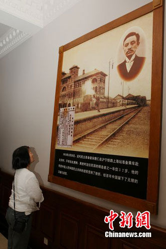 台湾著名作家龙应台在上海铁路博物馆参观，驻足宋教仁画像前细细端详。 陆应果 摄