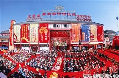 2010年三乡镇古典家具文化节现场。 赖泽鸿 摄