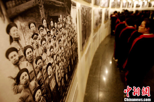  10月8日，“大道之行??纪念辛亥革命一百周年影像展”在北京中华世纪坛开幕，120余张珍贵历史照片与公众见面，其中部分照片属于首次公开。中新社发 杜洋 摄