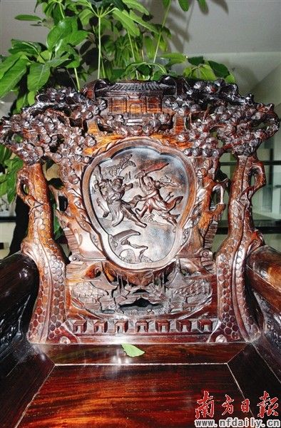 一件古家具上雕刻着《水浒》故事。王辉 摄