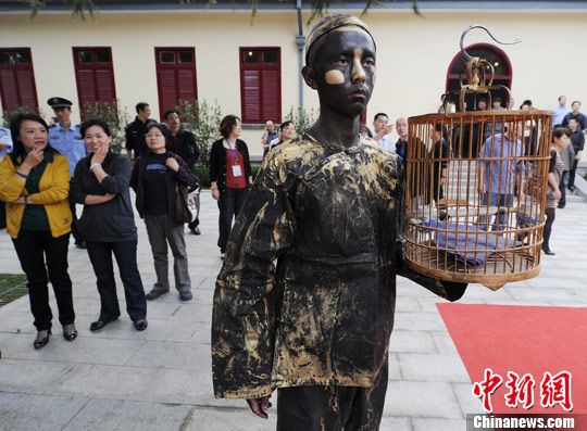 “活体雕塑”吸引了不少眼球。泱波 摄