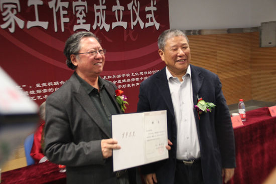 中国人民大学校长纪宝成向中国人民大学画院院长李宝林颁发聘书。