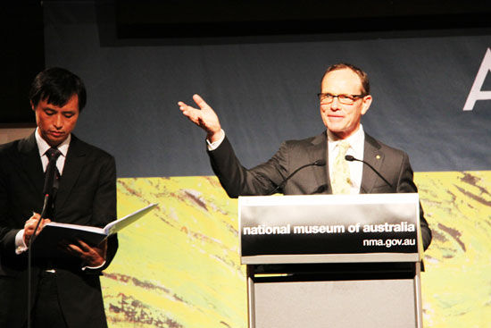 澳大利亚国家博物馆馆长安德鲁在开幕式上致辞。