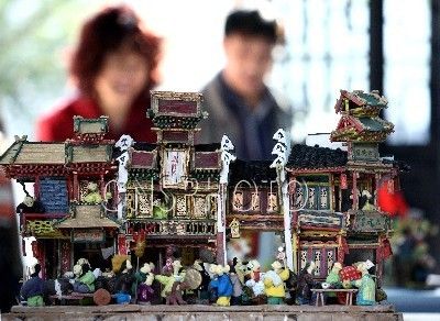 现场观众在看展览