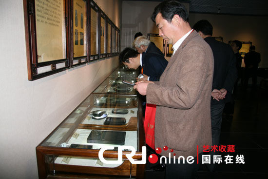 观众参观中华砚文化展