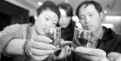 泡酒精辨识红木真假