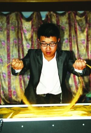 黄沙飞扬中，充满创作的激情。