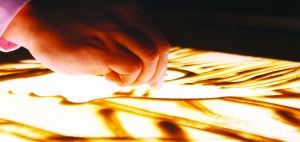 张扬撒、擦、点、划中，沙画魔幻般的出现。