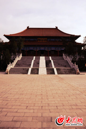 大雄宝殿汉白玉的龙雕，颇有气魄。（摄影 燕雨）