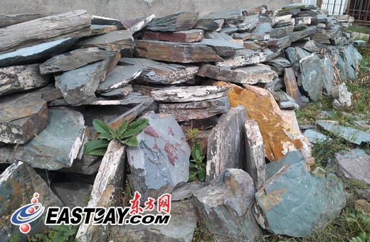 堆砌在院墙边洮河石料。