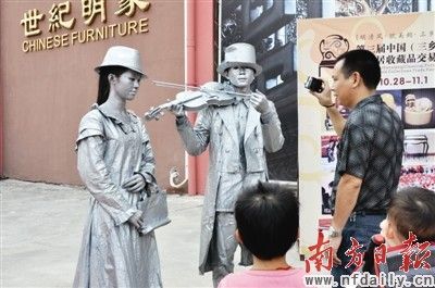 行为艺术亮相三乡古典家具文化节