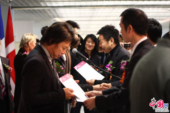 2011年11月6日，北京中华世纪坛当代艺术馆，颁奖仪式。当日，“互动 创新??2011国际金属艺术展暨学术论坛”在北京中华世纪坛当代艺术馆开幕。中国网 陈维松 摄