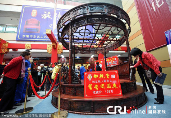浙江东阳：一张鸳鸯红木床售价近200万