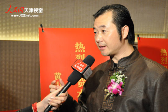 中国根艺美术学会常务理事、黄山市工艺美术学会会长陆俊接受人民网天津视窗采访。