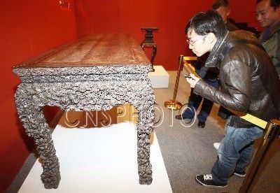 北京颐和园同款的紫檀龙纹御案拍出5520万元
