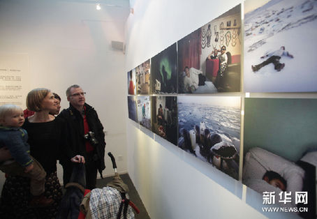 11月13日，在北京尤伦斯当代艺术中心LOFT空间，参观者在欣赏摄影作品。新华网图片 王申 摄