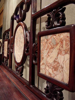 中国传统风格的雕花红木家具