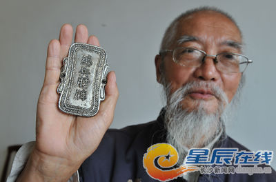 七旬翁收藏两万册线装书及大量木雕