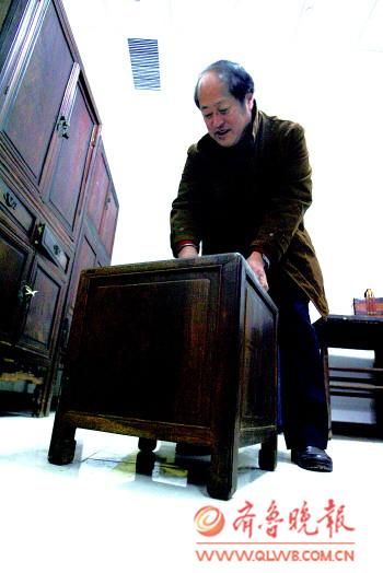 清代的钱柜既有安全锁用来存钱又可当凳子。