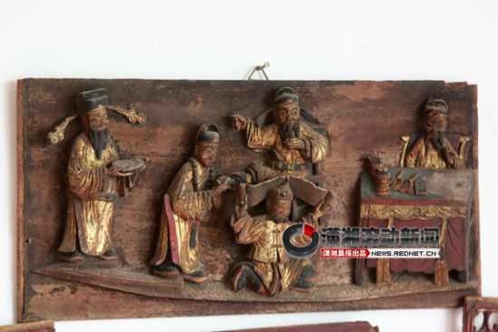 (周自立家，随处可见各式木雕，就仿佛在一瞬间穿越过历史时空。图/潇湘晨报滚动新闻实习生 刘洋)