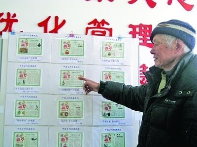 7旬老人拿出收藏品举办国学展