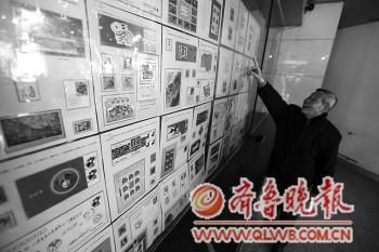 张朝斌展示他收藏的一轮生肖票。张晓科　摄