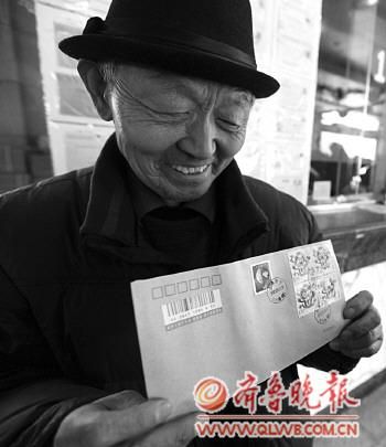 集邮爱好者兴奋地展示刚刚买到的龙年生肖票。本报记者　张晓科　摄
