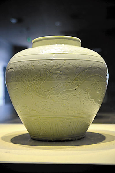 广州东方博物馆展品：元景德镇窑青白釉暗刻龙纹大罐。