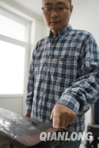 还在制作过程中的古琴 斫琴师顾志明手指的部分叫做“龙龈”。