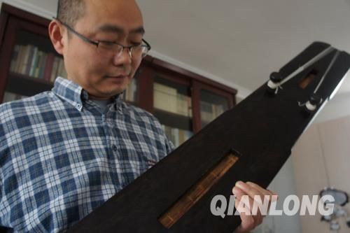 靠近斫琴师顾志明胸前的出音孔叫做“龙池”。
