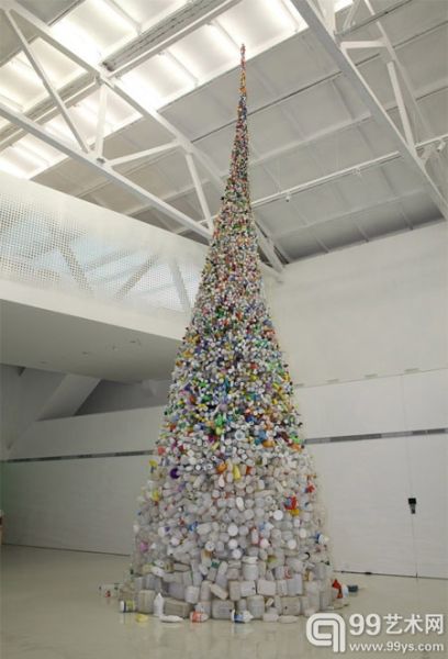 王智远，龙卷风，400x1150cm，塑料、金属，2010，装置于悉尼白兔美术馆