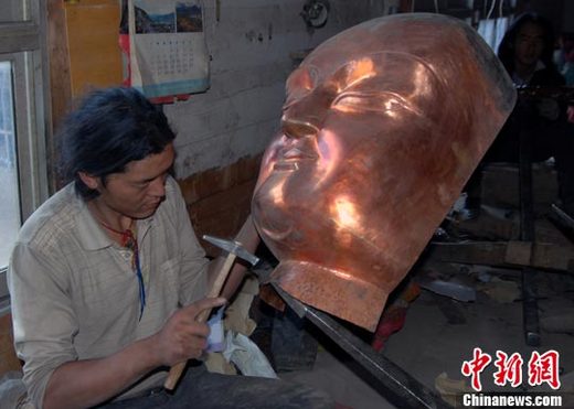 西藏佛像制造手艺人：现在的佛像变厚了