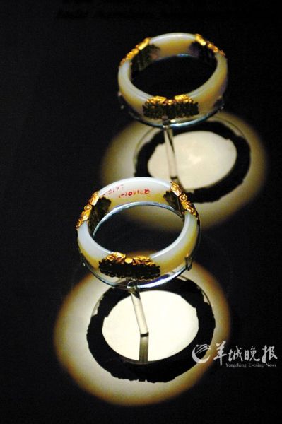 何家村窖藏出土文物中的镶金玉臂环 新华社发