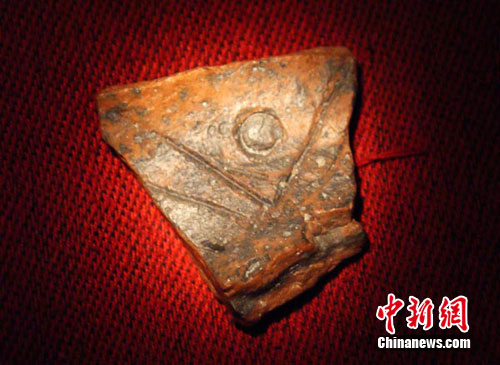 带花纹的陶片。中新网发 龚李义 摄