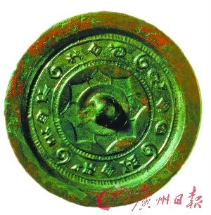 西汉中晚期透光镜