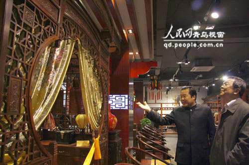 顶级红木家具亮相青岛 超大画案标价1600万元