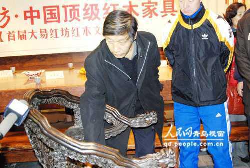 故宫博物院研究员、国家文物鉴定委员会委员、古典红木家具专家胡德生先生教市民如何鉴别真假红木家具。