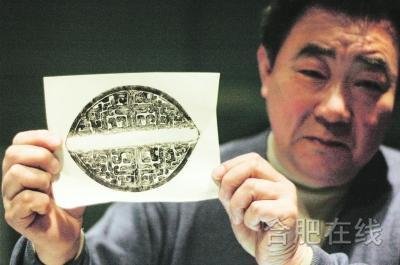 将远古的遗迹拓成画的青铜器修复家