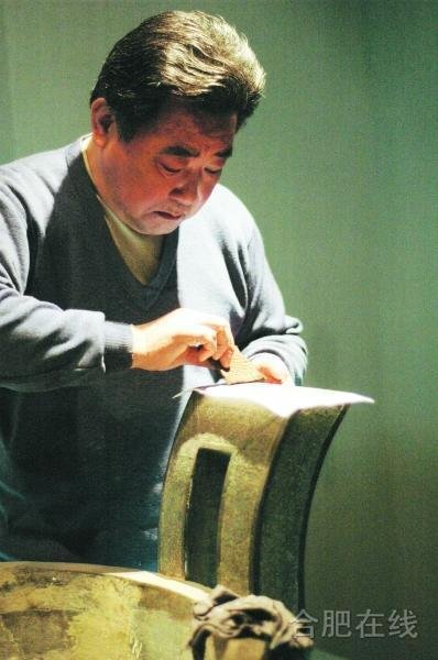 金春刚正在做拓片小图：完工的拓片美得像一幅画。