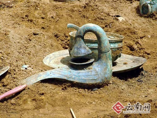个旧黑蚂井出土的凤灯并非孔雀(图)