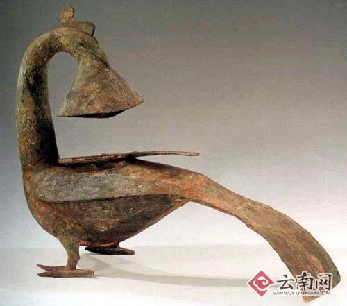 广西合浦县望牛岭墓出土的凤鸟铜灯。