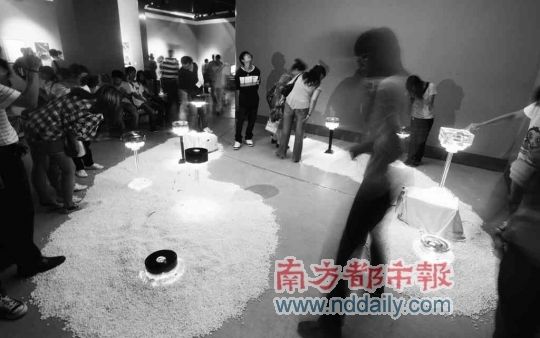 新媒体艺术有耐人寻味的质感及张力。