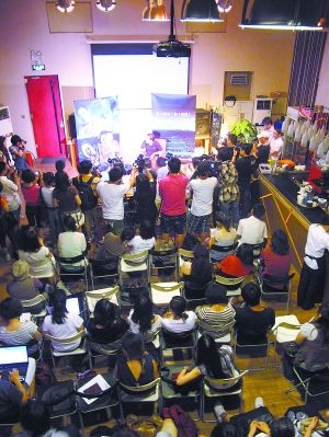 方家胡同猜火车的影像放映活动，香港导演在与观影者交流。