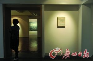 “五楼艺术空间”的展览现场，正在展出李超个人油画作品展。