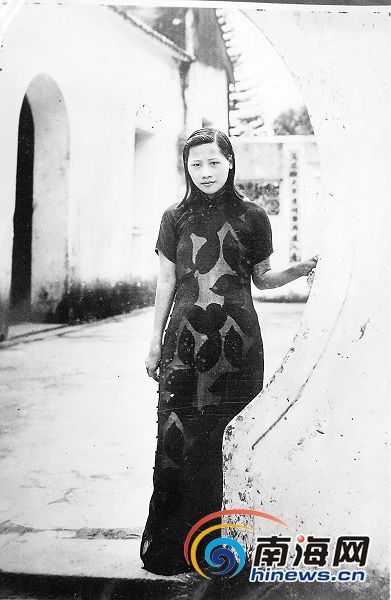 1940年代初，在海口五公祠留影的女子。